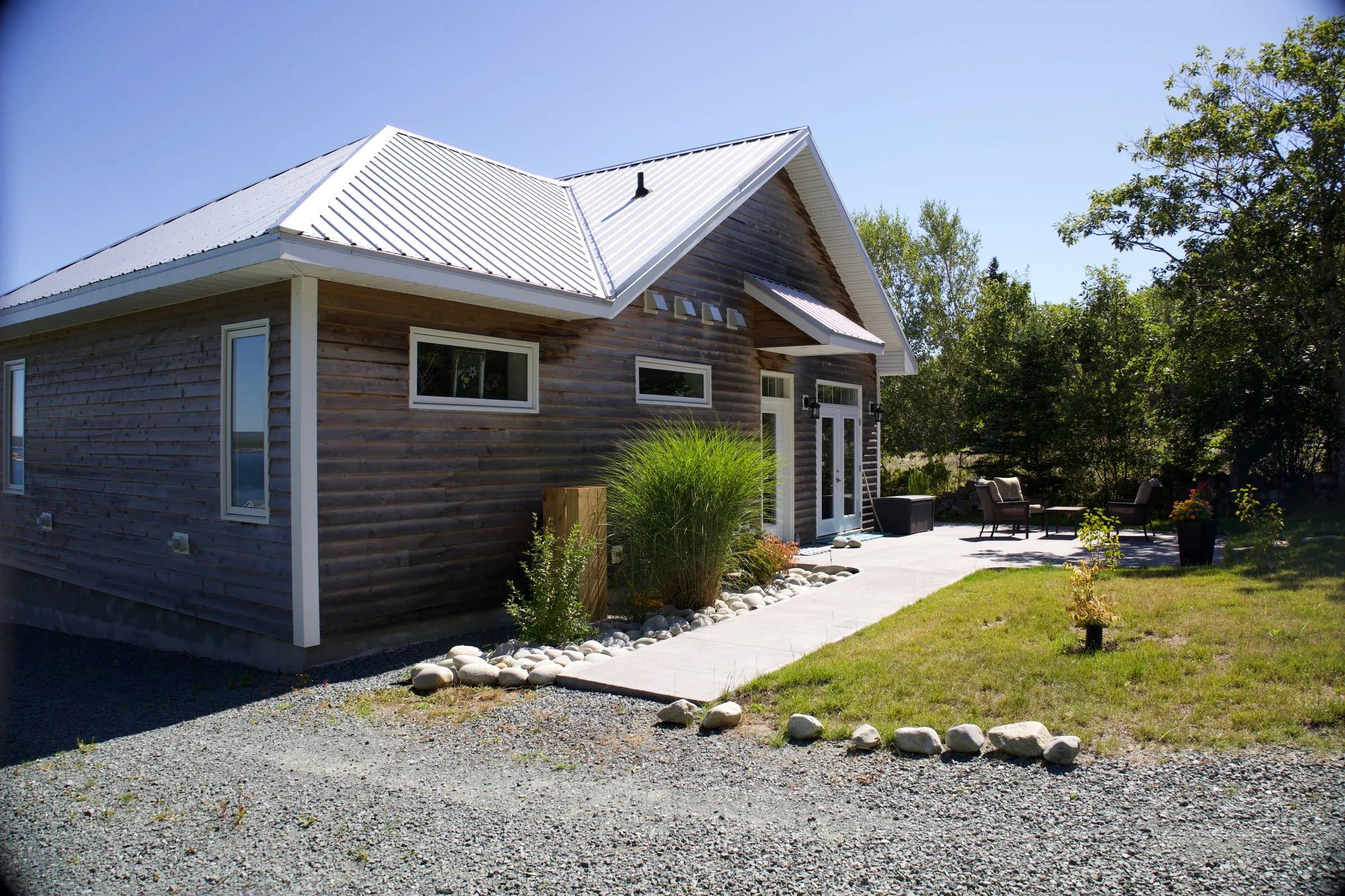 Rear view of Hi Tides above the beach