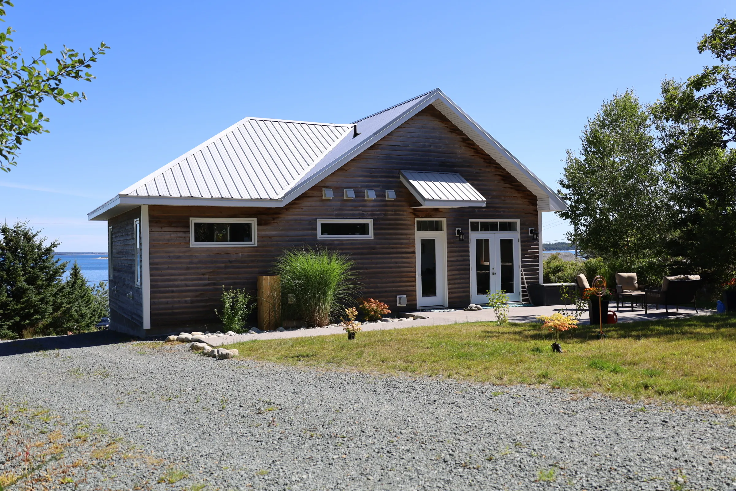 Back of the cottage facing the deck and bay