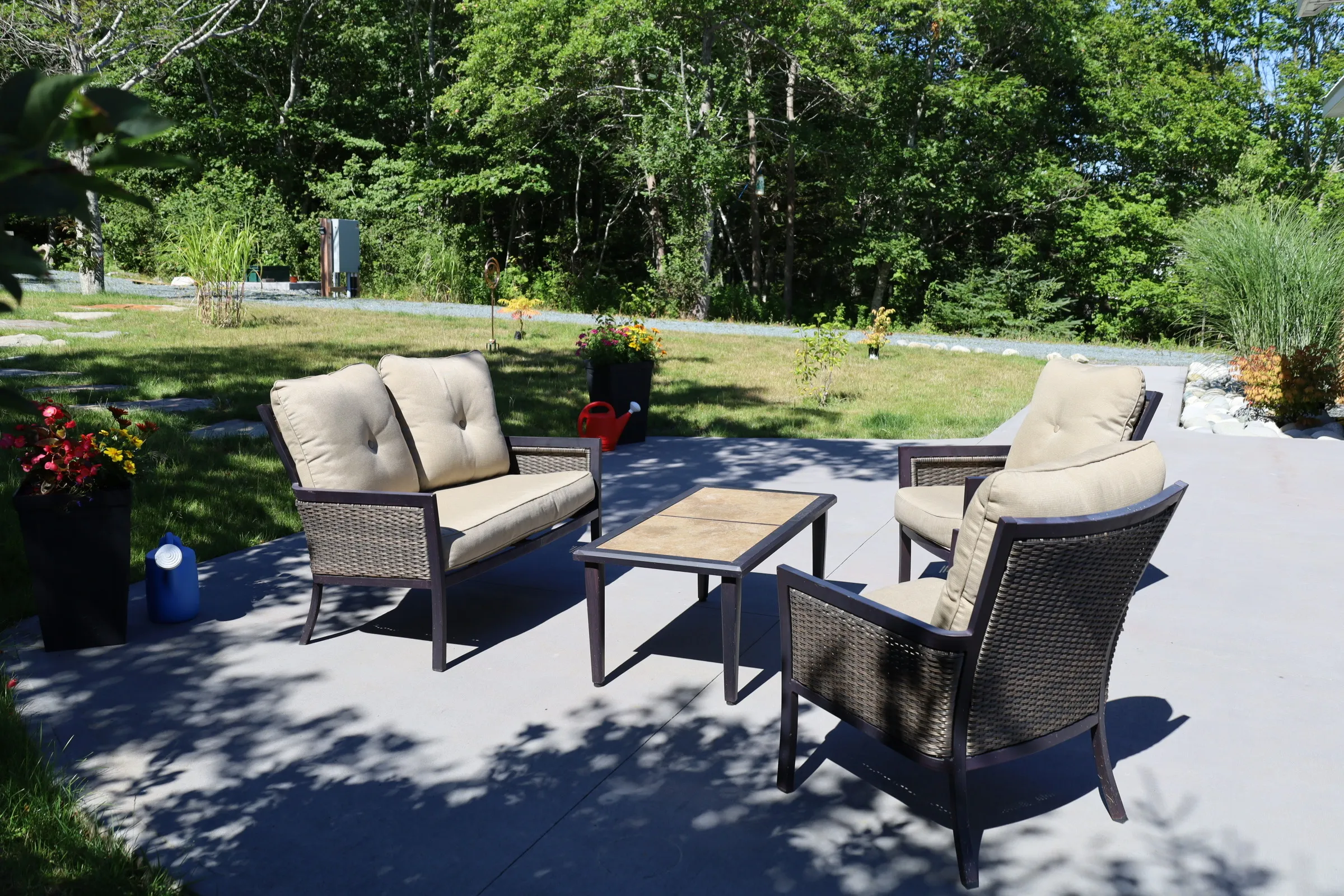 Deck seating overlooking the bay at Hi Tides